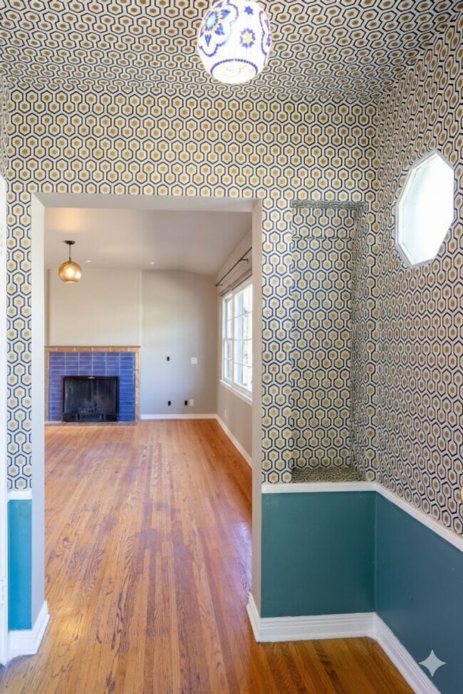 Building Photo - Vibrant 2b2b Franklin Hills / Los Feliz Home - Huge Private Grass  Yard - Central HVAC