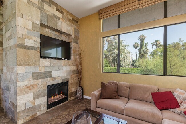 Building Photo - 780 E Palm Canyon Dr