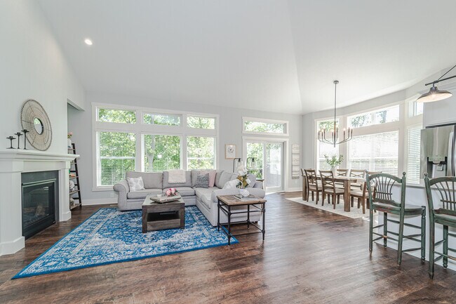 Building Photo - 5070 Ranchview Ln N