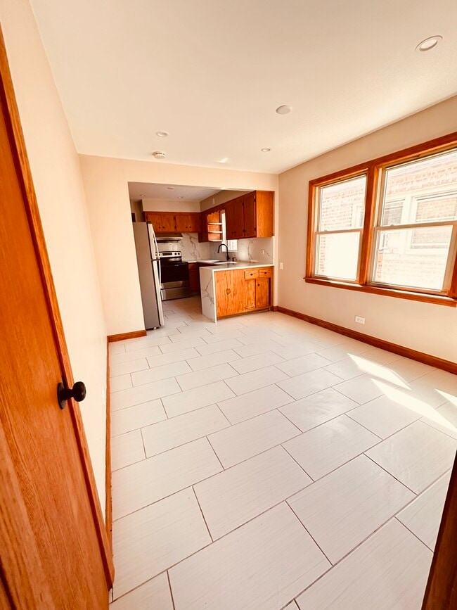 Building Photo - 2823 W 71st St