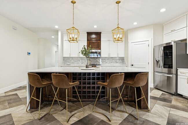 Building Photo - 303 Pendleton Ave