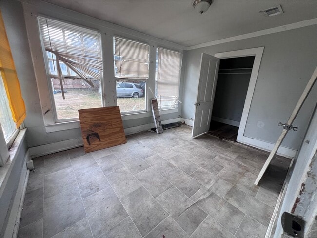 Building Photo - 513 W Caney St