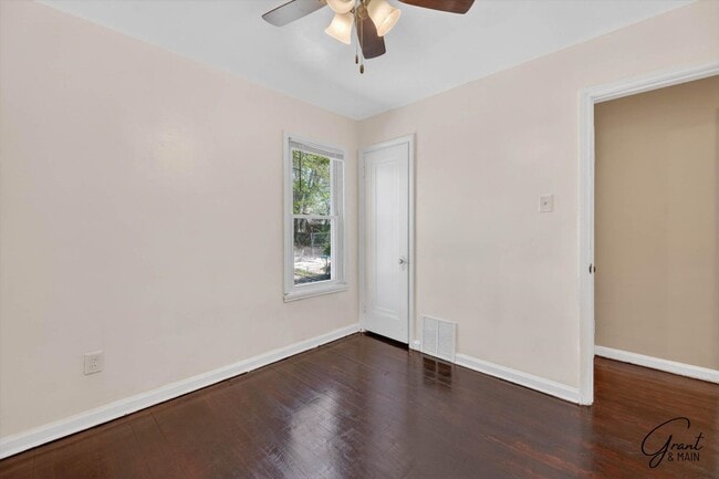 Building Photo - $1300 3 bedroom bungalow