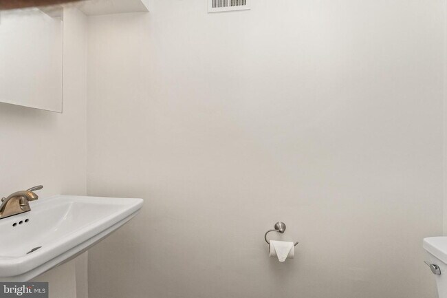 Building Photo - Spacious & Stylish North Shore Cluster Home Near Reston Town Center