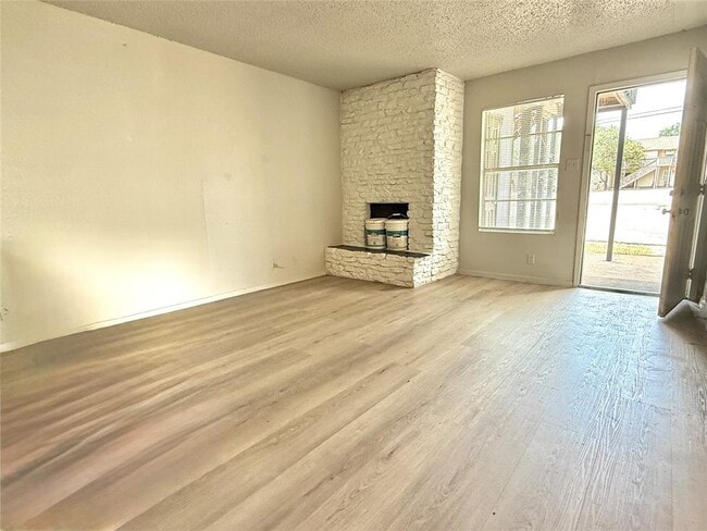 Building Photo - 302 Hedgewood Dr