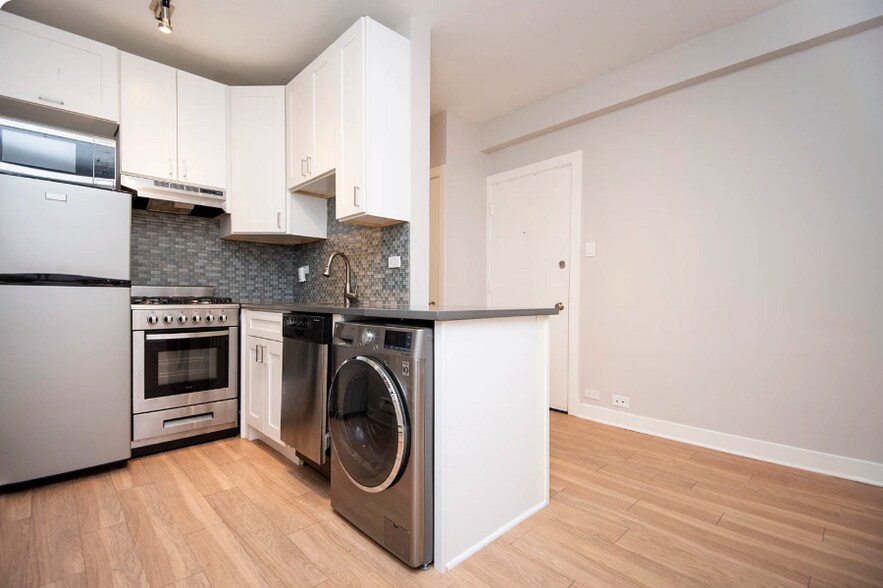Primary Photo - 537 W Belmont Ave