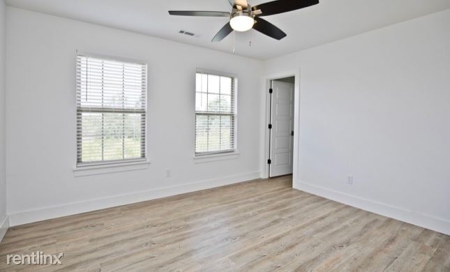 Building Photo - 4 br, 2.5 bath House - 2738 Livingston Square