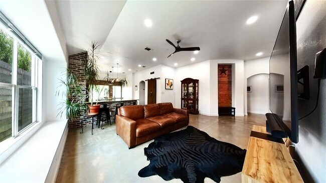 Building Photo - 2708 Kingsland Way