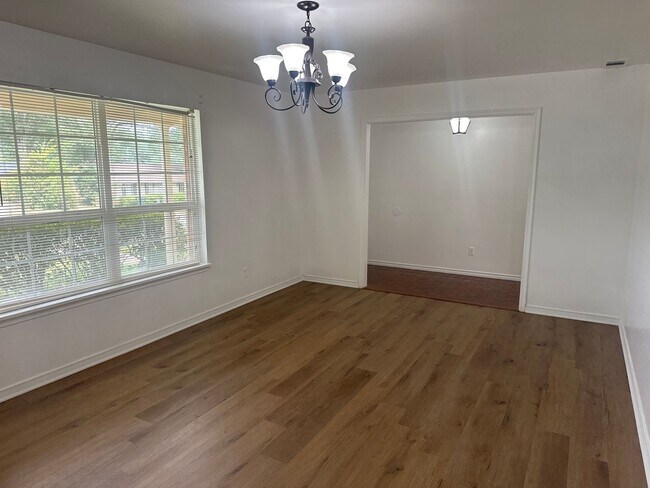 Building Photo - 2213 Suanne Dr