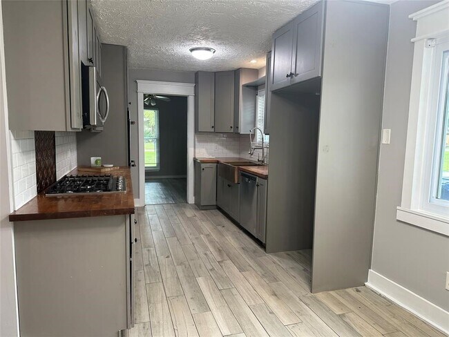 Building Photo - 228 Oak Manor Dr