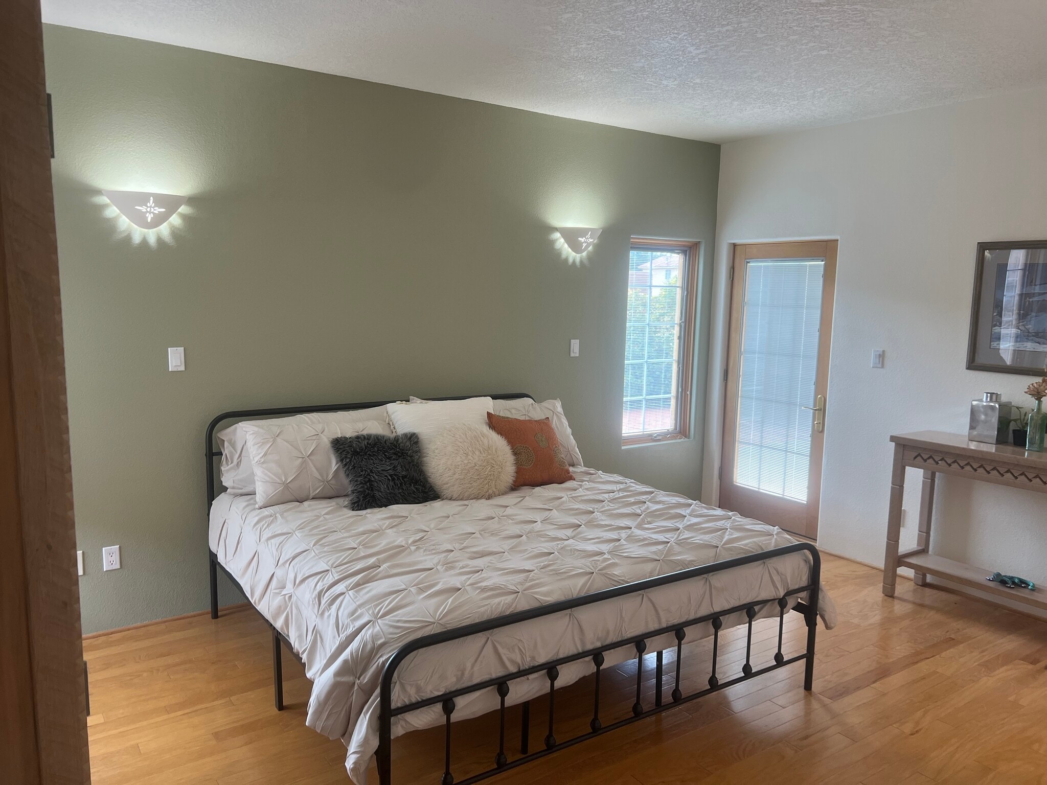 Building Photo - 2504 Griegos Pl NW