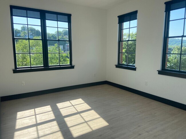 Building Photo - Stunning views from SE corner 2-bedroom ap...