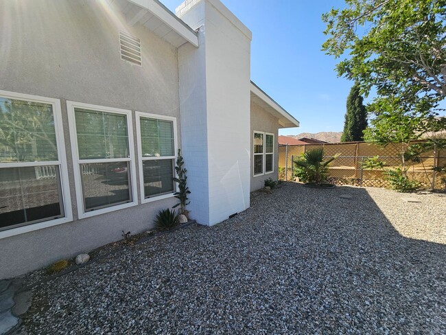 Building Photo - 2 Bedroom 2 Bathroom fully electric house ...