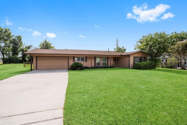 Building Photo - 1726 Wycliffe Dr