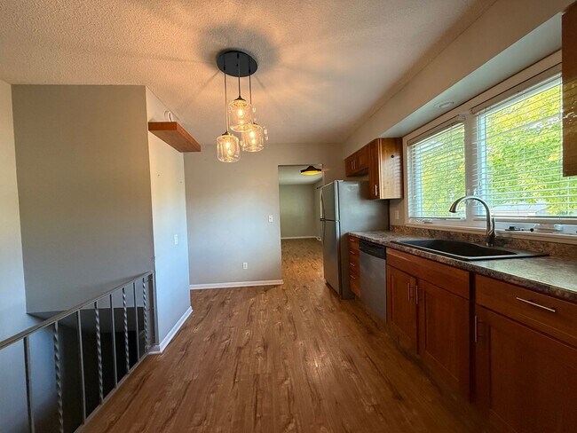 Building Photo - Charming 3 Bed, 1 Bath Home in Quiet Bette...