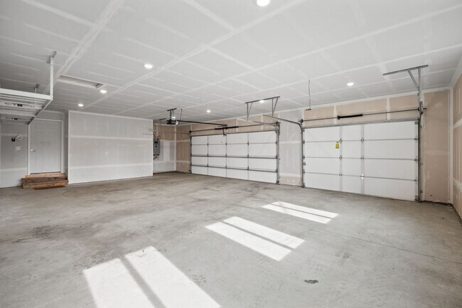 Building Photo - BEAUTIFUL Spacious Modern Grandview Single Level Home!