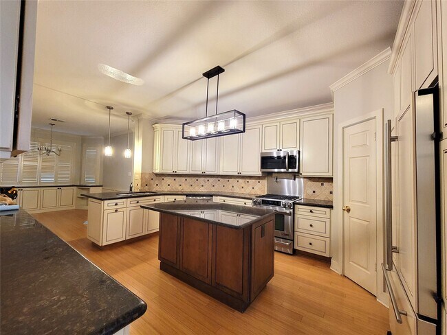 Building Photo - 2214 Old S Dr