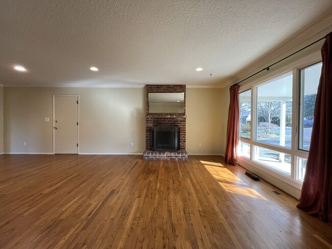 Building Photo - Classic Comfort: 3-Bed, 1.5-Bath Home with Covered Patio & Deck