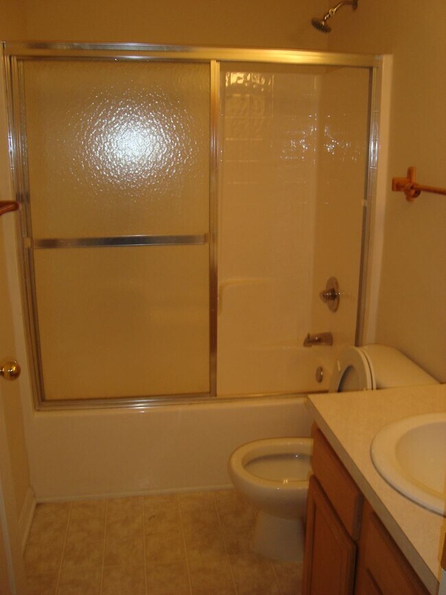 Building Photo - LARGE 3/2/2 WITH 2035 SQ. FEET OF LIVING S...