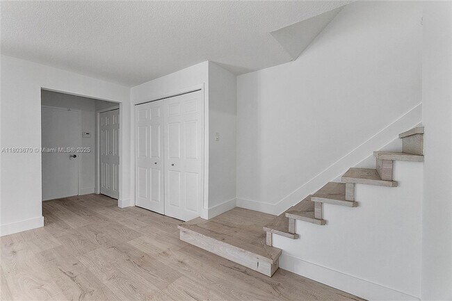 Building Photo - 398 Fern Dr