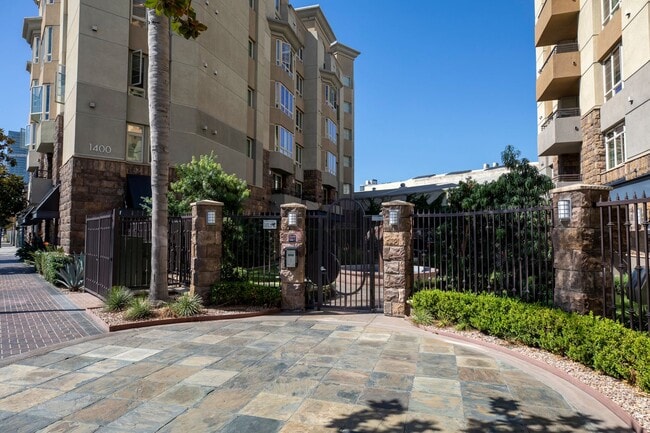 Building Photo - Rare Corner 3BR with Great Natural Light + 2 Parking Spaces