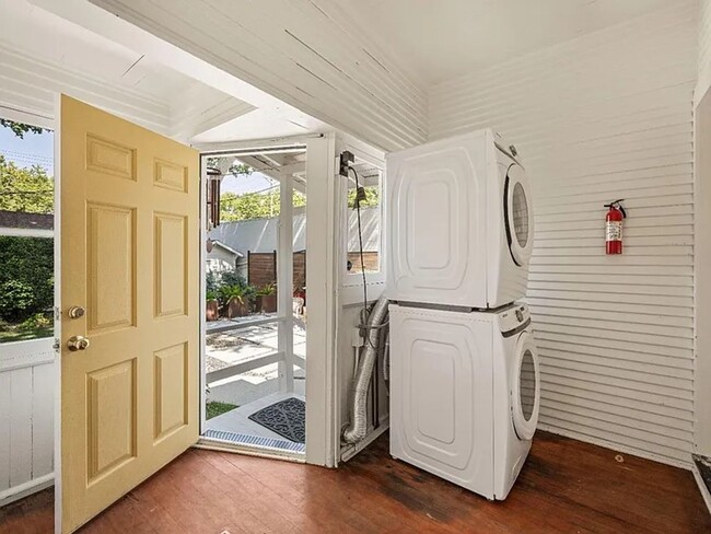 Building Photo - Beautiful vintage home