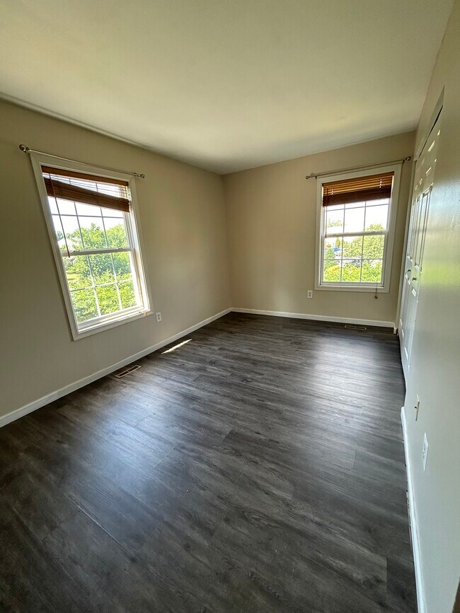 Building Photo - 511 Wellington Court