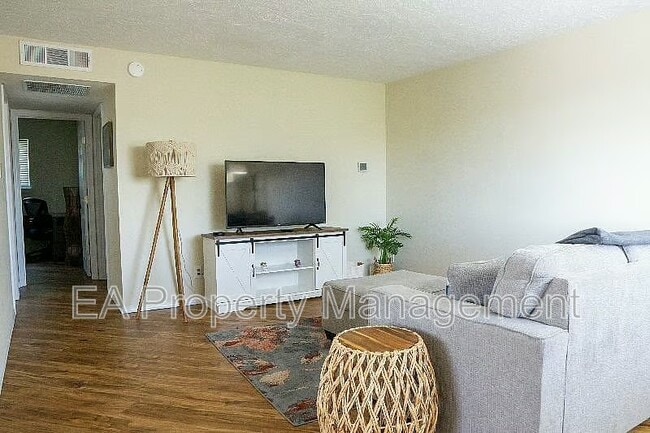 Building Photo - 1217 Chelwood Park Blvd NE