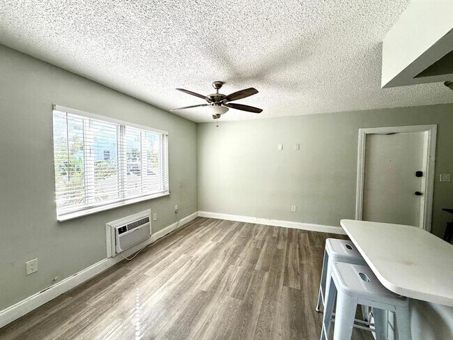 Building Photo - 820 NE 17th Ave