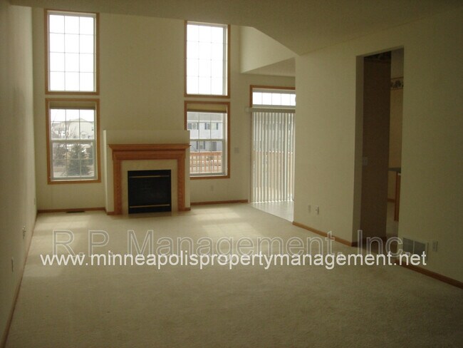 Building Photo - 15220 Florist Cir