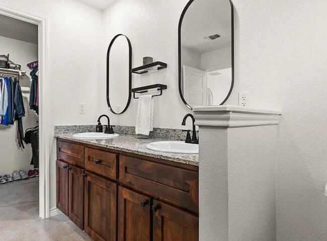 Building Photo - Must See!!! Stunning 4 Bed/2.5 Bath Home -...