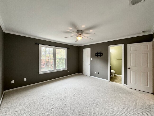Building Photo - Available 11-14-25! Lakefront Townhome w/2...