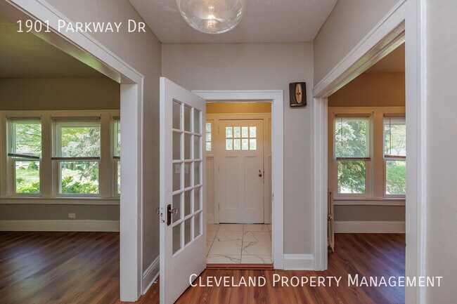 Building Photo - Updated Cleveland Hts. Colonial