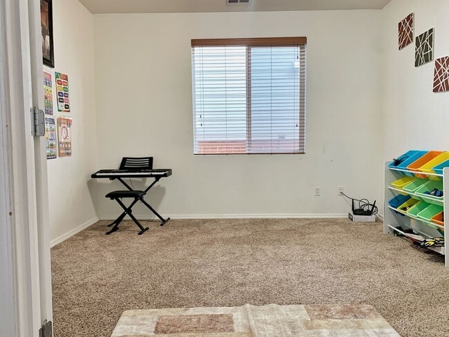 Building Photo - Remodeled Maple Woods Beauty