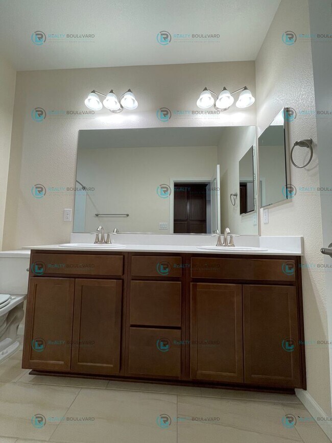 Building Photo - 3-Bedroom 2.5 Bathroom 2 car garage Condo in Carson City