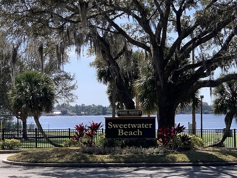 Building Photo - 305 W Sweetwater Creek Dr