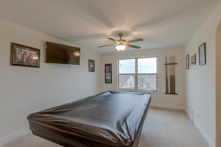 Building Photo - 422 Tamarac Dr