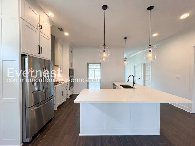 Building Photo - 3 Bed, 2 Bath Home with Fenced Yard & Garage / Available Now!