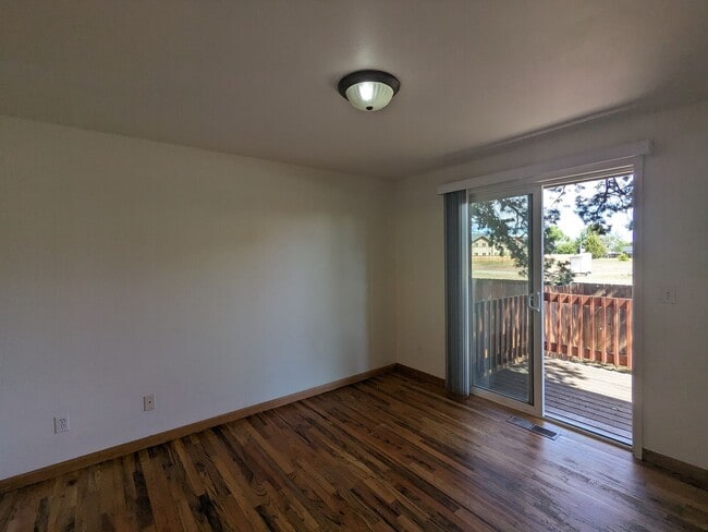 Building Photo - 2x2 duplex with a fenced yard, single-car ...