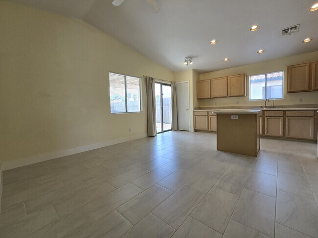 Building Photo - 7980 N Siskiyou Dr