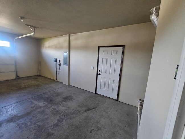 Building Photo - Spacious Home!