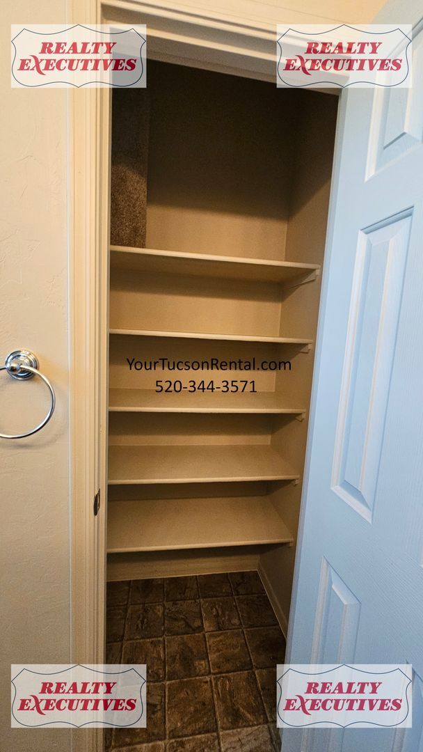 Building Photo - Wentworth Rd South - 4 Bedrooms 2.5 bathrooms, 3 car garage and large fenced yard