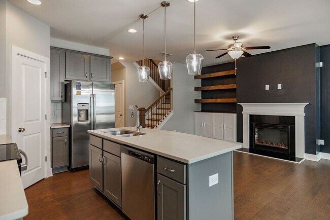 Building Photo - LEASING SPECIAL!! Townhome Available Now i...