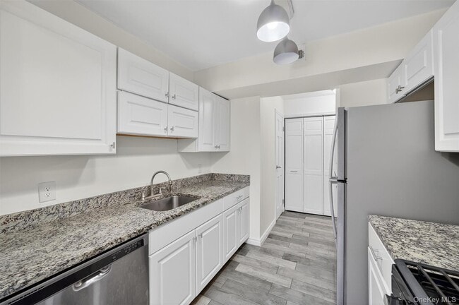 Building Photo - 1220 Whispering Hills Dr