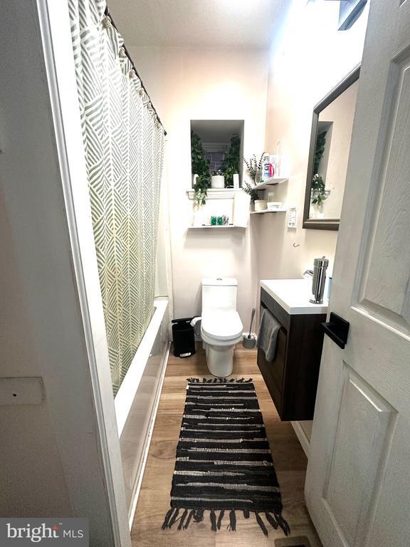 Building Photo - 1005 Stanbridge St