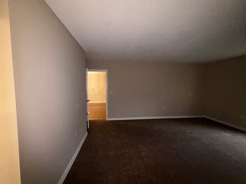 Building Photo - 14 Shadowbrook Ln