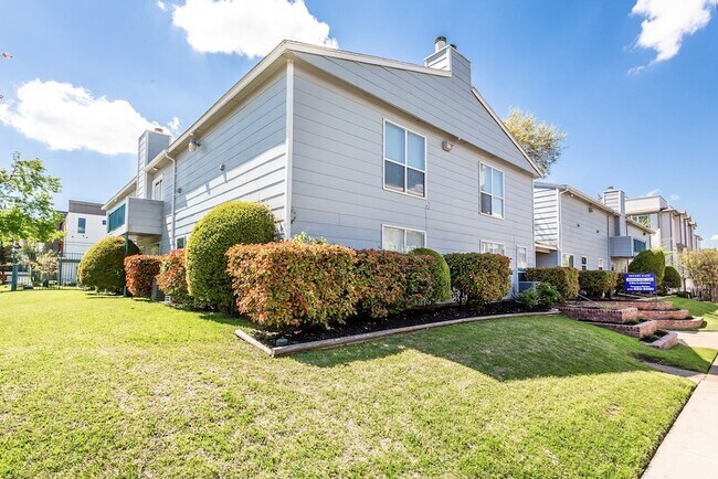 Building Photo - 1901 N Fitzhugh Ave