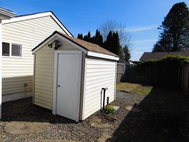 Building Photo - 2Bd/1Ba Single Story House - Available to ...