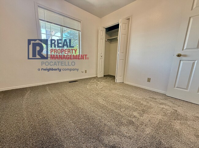 Building Photo - Beautiful 4 bed 2 1/2 bath - 3 car garage
