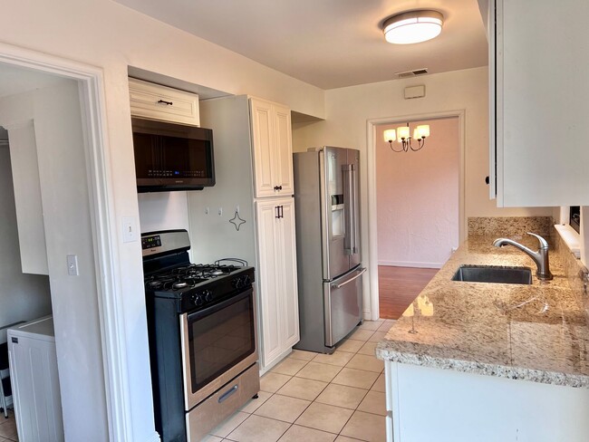 Building Photo - 3 Bed / 1.5 Bath | Thornwood Terrace Home ...